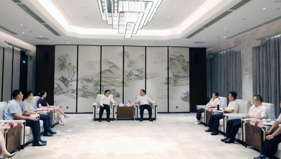 江西省萍乡市委副书记、市长熊运浪与林杨林一行举行工作会谈